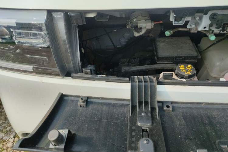 Used SAIC MAXUS Dana V1 2025 V1+ Long Wheelbase Low-Roof Multi-Function Version (62 kWh) Engine Bay Right