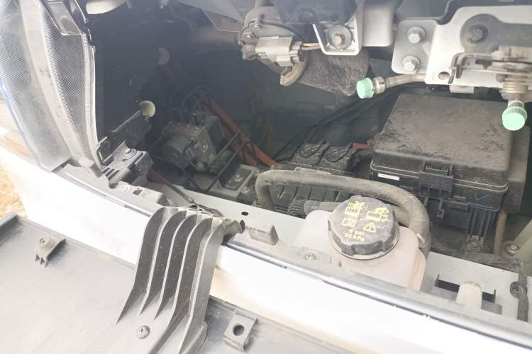 Used SAIC MAXUS Dana V1 2024 V1 Long Wheelbase High Roof (51 kWh) Engine Bay Right