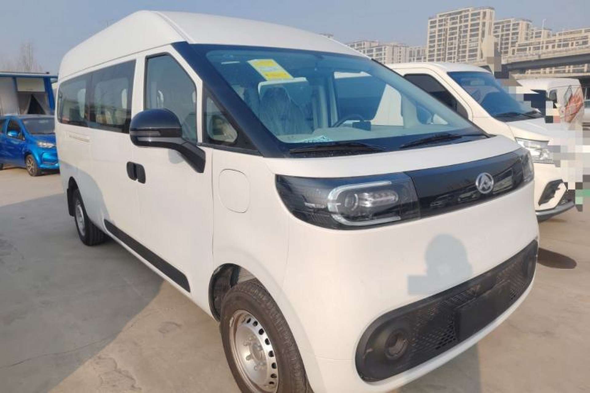 Used SAIC MAXUS Dana V1 2024 V1 Long Wheelbase High-Roof Multi-Function Version (62 kWh) Exterior 2