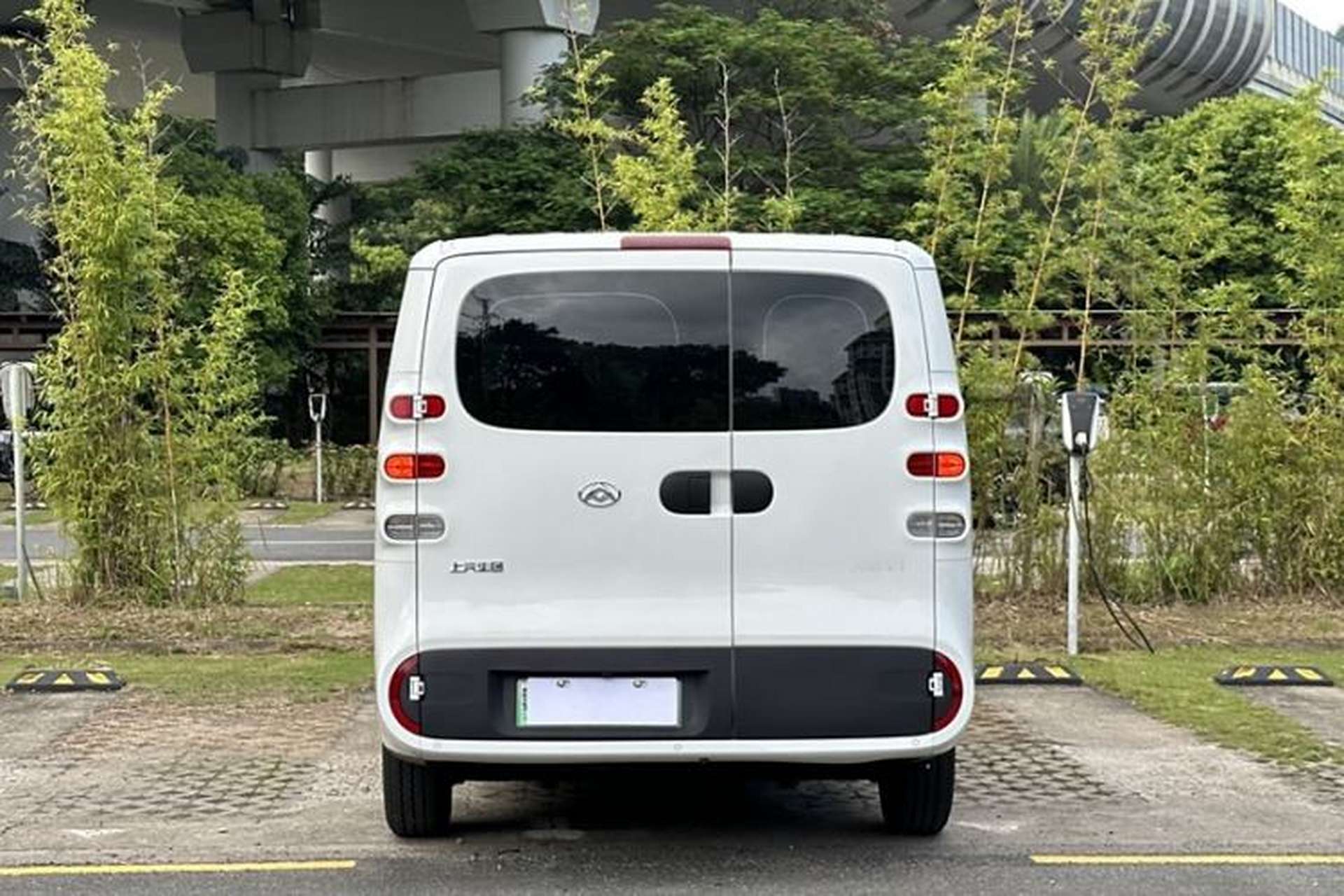 Used SAIC MAXUS Dana V1 2024 V1 Short Wheelbase Low-Roof Multi-Function Version (51 kWh) Exterior 4