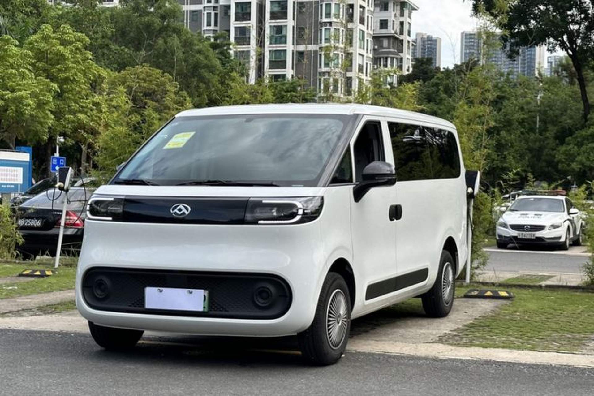 Used SAIC MAXUS Dana V1 2024 V1 Short Wheelbase Low-Roof Multi-Function Version (51 kWh) Exterior 5