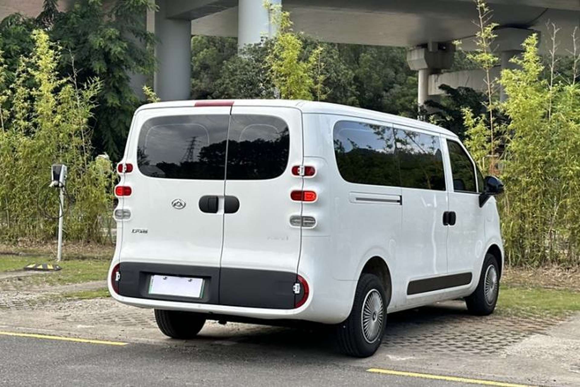 Used SAIC MAXUS Dana V1 2024 V1 Short Wheelbase Low-Roof Multi-Function Version (51 kWh) Exterior 8