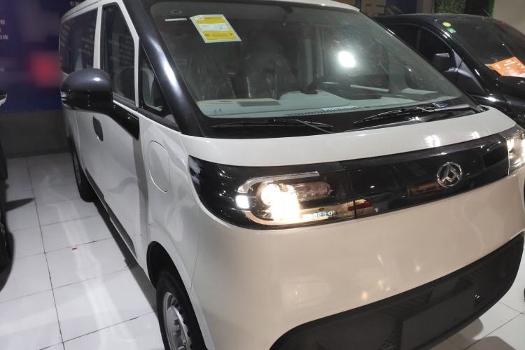 Used SAIC MAXUS Dana V1 2024 V1 Short Wheelbase Low-Roof Multi-Function Version (51 kWh) Front Right 45 Deg