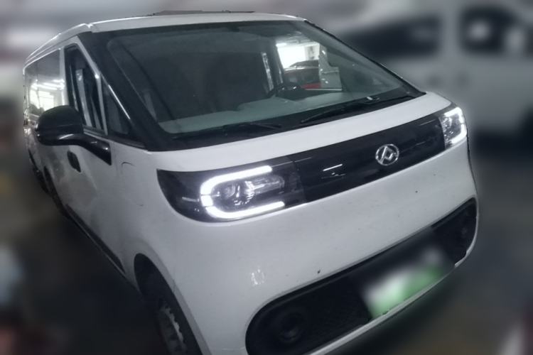 Used SAIC MAXUS Dana V1 2024 V1 Short Wheelbase Low Roof (31 kWh) Front Right 45 Deg
