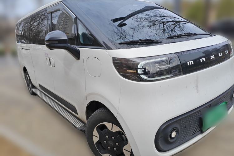 Used SAIC MAXUS Dana V1 2024 M1 Long-Wheelbase Low-Roof Passenger Version (64 kWh) Front Right 45 Deg