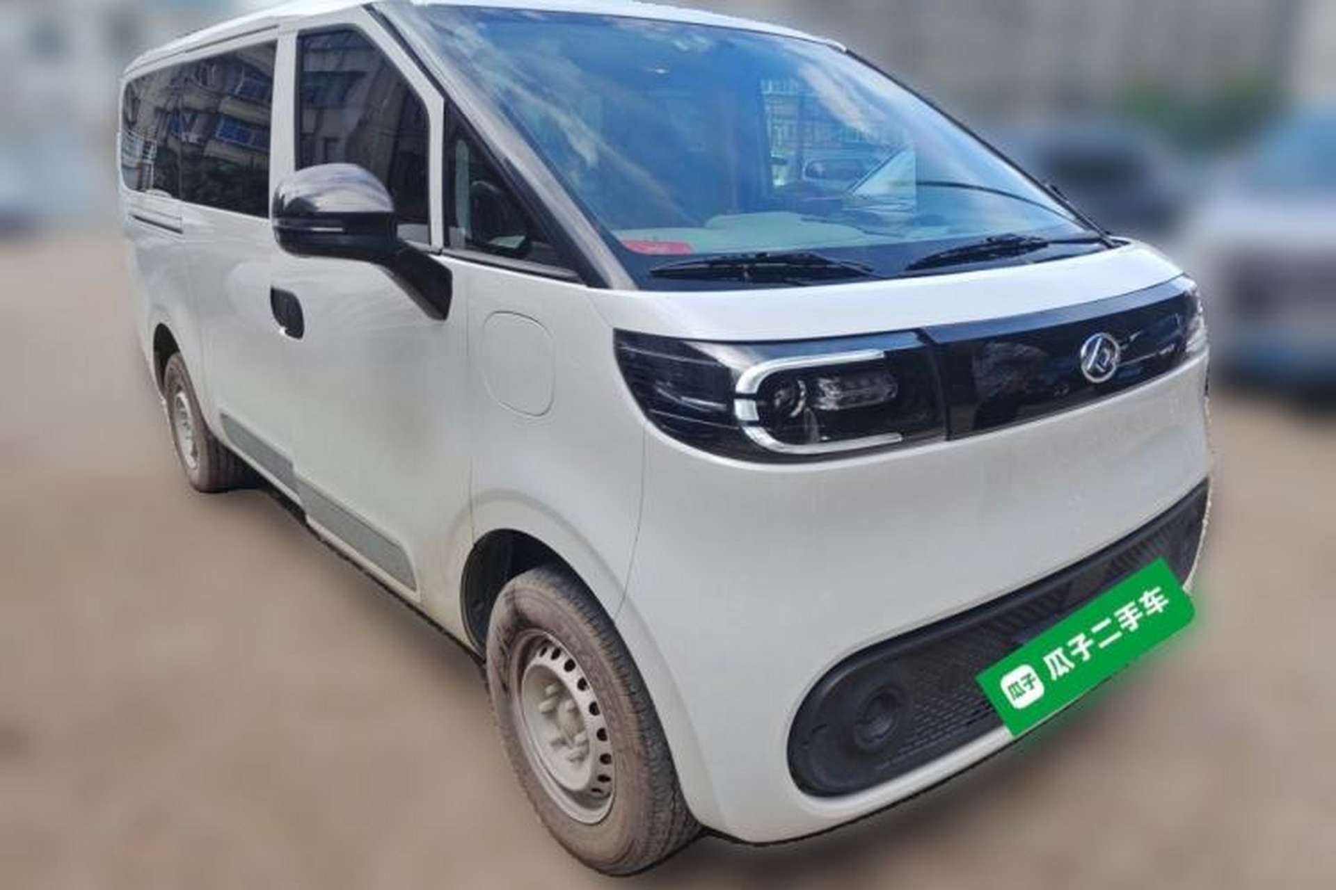 Used SAIC MAXUS Dana V1 2024 V1 Short Wheelbase Low-Roof Multi-Function Version (51 kWh) Front Right 45 Deg