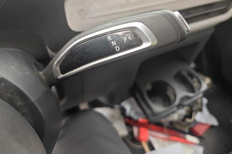 Used SAIC MAXUS Dana V1 2024 V1 Long Wheelbase Low Roof (51 kWh) Gear Lever