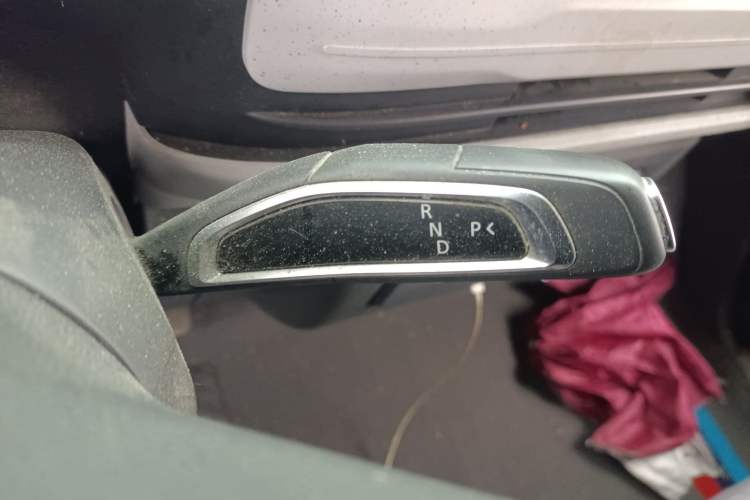 Used SAIC MAXUS Dana V1 2024 V1 Long Wheelbase High Roof (51 kWh) Gear Lever