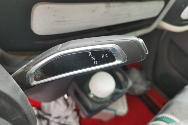 Used SAIC MAXUS Dana V1 2024 V1 Long Wheelbase High Roof (51 kWh) Gear Lever