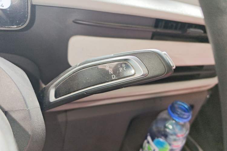Used SAIC MAXUS Dana V1 2024 V1 Long Wheelbase Low Roof (51 kWh) Gear Lever