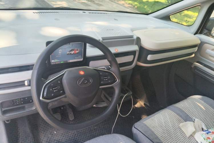 Used SAIC MAXUS Dana V1 2024 V1 Long Wheelbase High Roof (51 kWh) Interior 2