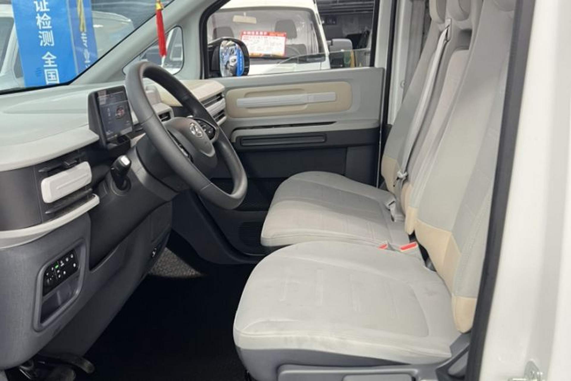 Used SAIC MAXUS Dana V1 2024 V1 Short Wheelbase Low-Roof Multi-Function Version (51 kWh) Interior 2