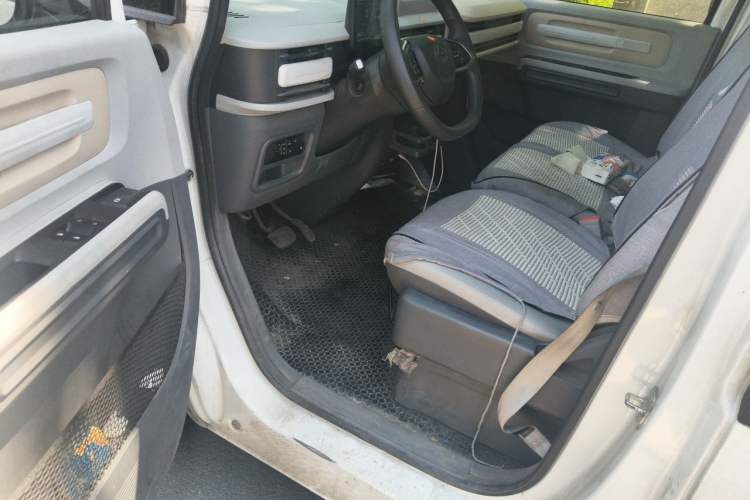 Used SAIC MAXUS Dana V1 2024 V1 Long Wheelbase High Roof (51 kWh) Interior 3