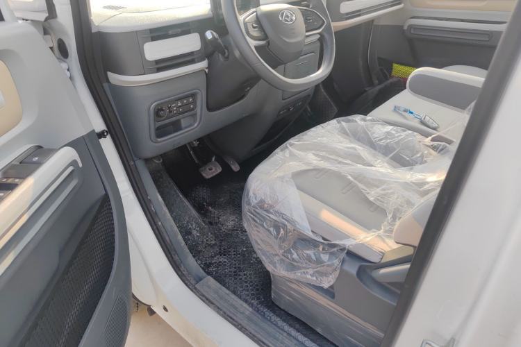 Used SAIC MAXUS Dana V1 2024 V1 Long Wheelbase High-Roof Multi-Function Version (62 kWh) Interior 3