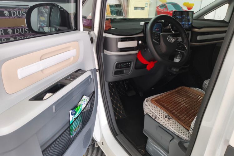 Used SAIC MAXUS Dana V1 2024 V1 Short Wheelbase Low-Roof Multi-Function Version (51 kWh) Interior 3