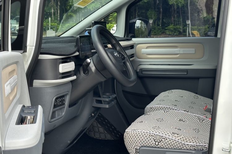 Used SAIC MAXUS Dana V1 2024 V1 Short Wheelbase Low-Roof Multi-Function Version (51 kWh) Interior 6