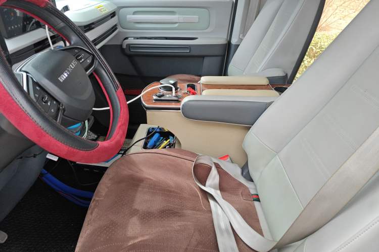 Used SAIC MAXUS Dana V1 2024 M1 Long-Wheelbase Low-Roof Passenger Version (64 kWh) Left Front Seat