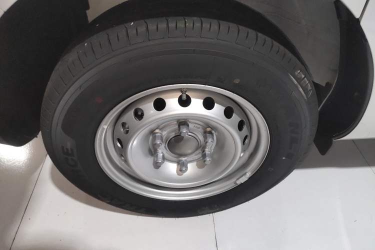Used SAIC MAXUS Dana V1 2024 V1 Short Wheelbase Low-Roof Multi-Function Version (51 kWh) Left Front Wheel Hub