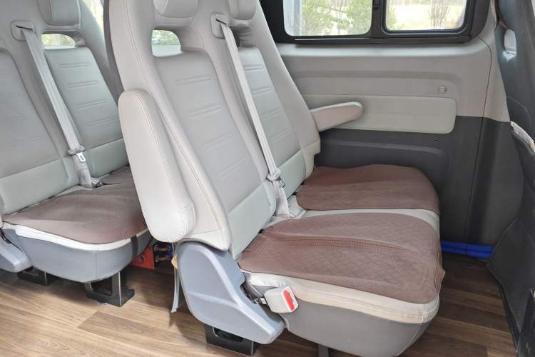 Used SAIC MAXUS Dana V1 2024 M1 Long-Wheelbase Low-Roof Passenger Version (64 kWh) Left Rear Seat