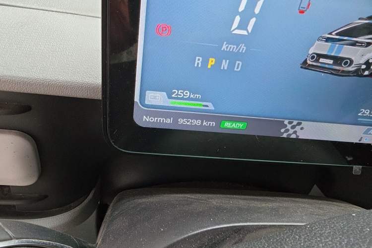Used SAIC MAXUS Dana V1 2024 V1 Long Wheelbase High Roof (51 kWh) Odometer Close Up