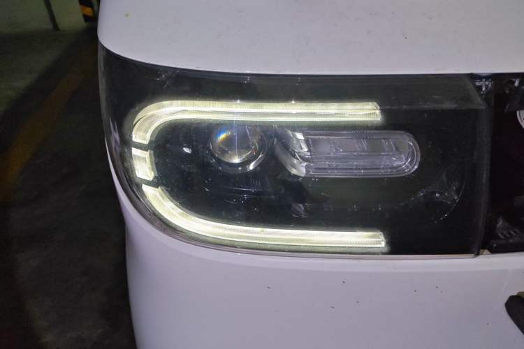 Used SAIC MAXUS Dana V1 2024 V1 Long Wheelbase Low-Roof Multi-Function Version (62 kWh) Right Front Headlight