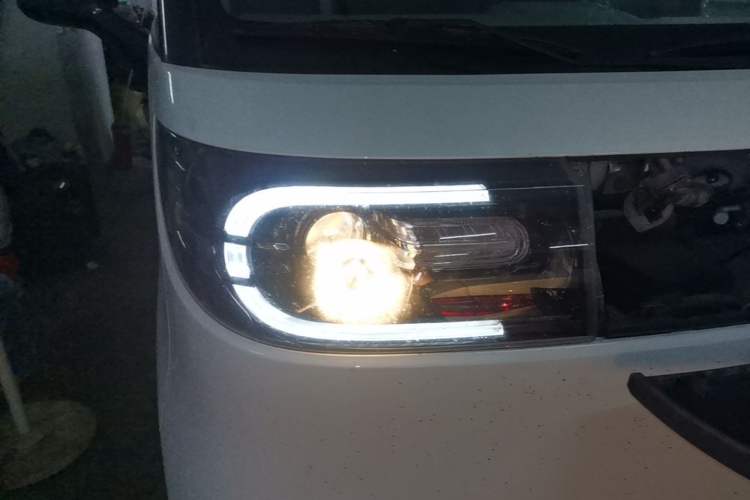 Used SAIC MAXUS Dana V1 2024 V1 Short Wheelbase Low Roof (31 kWh) Right Front Headlight