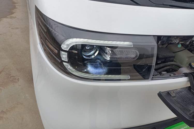 Used SAIC MAXUS Dana V1 2024 V1 Long Wheelbase High Roof (51 kWh) Right Front Headlight