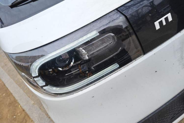 Used SAIC MAXUS Dana V1 2024 M1 Long-Wheelbase Low-Roof Passenger Version (64 kWh) Right Front Headlight