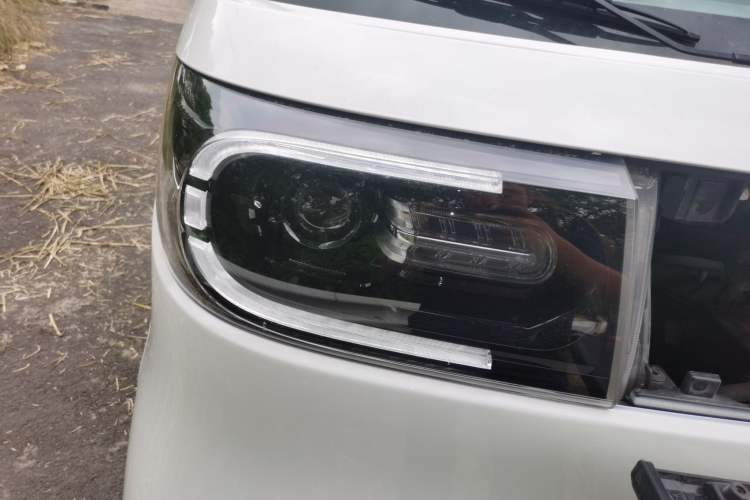 Used SAIC MAXUS Dana V1 2024 V1 Long Wheelbase High Roof (51 kWh) Right Front Headlight