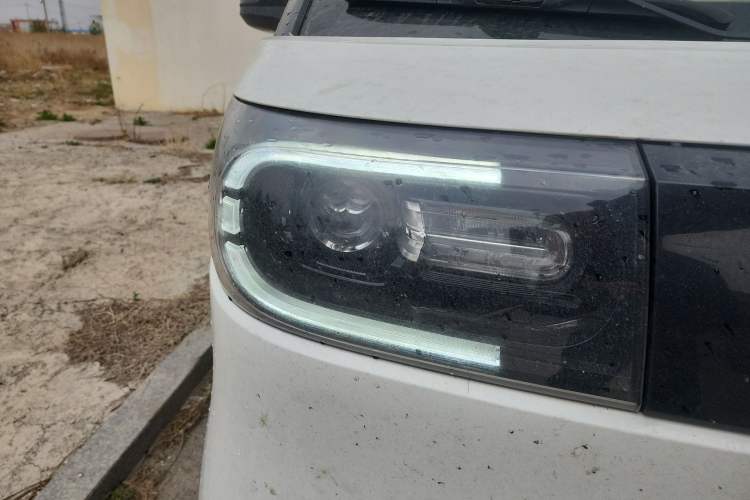 Used SAIC MAXUS Dana V1 2024 V1 Long Wheelbase High Roof (51 kWh) Right Front Headlight