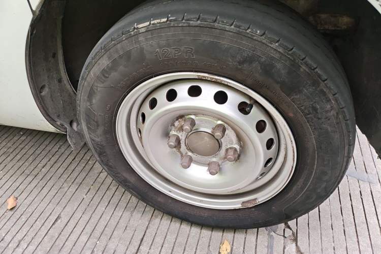 Used SAIC MAXUS Dana V1 2024 V1 Long Wheelbase High Roof (51 kWh) Right Front Wheel Hub