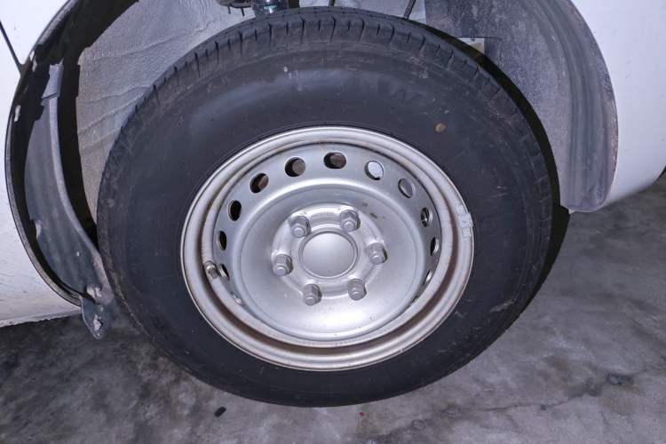 Used SAIC MAXUS Dana V1 2024 V1 Long Wheelbase Low-Roof Multi-Function Version (62 kWh) Right Front Wheel Hub
