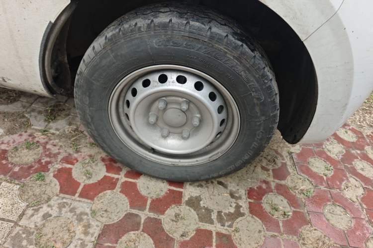 Used SAIC MAXUS Dana V1 2024 V1 Long Wheelbase Low Roof (51 kWh) Right Front Wheel Hub