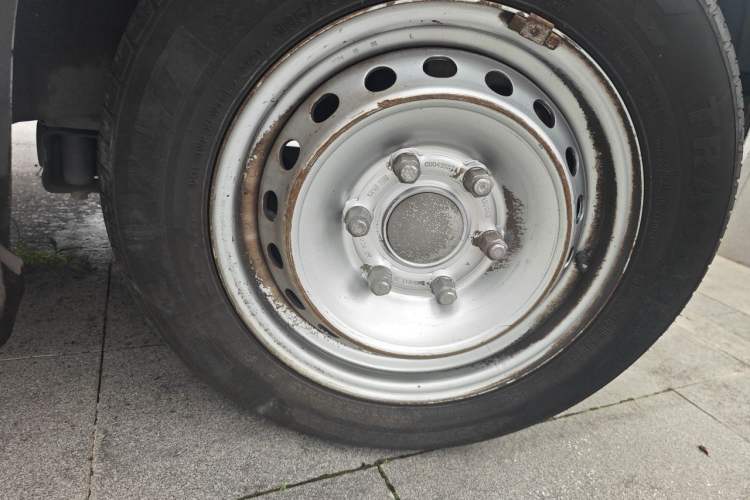 Used SAIC MAXUS Dana V1 2024 V1 Long Wheelbase Low Roof (51 kWh) Right Front Wheel Hub