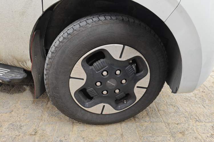 Used SAIC MAXUS Dana V1 2024 M1 Long-Wheelbase Low-Roof Passenger Version (64 kWh) Right Front Wheel Hub