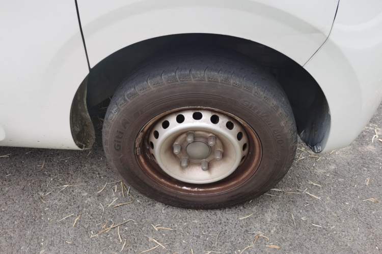 Used SAIC MAXUS Dana V1 2024 V1 Long Wheelbase High Roof (51 kWh) Right Front Wheel Hub