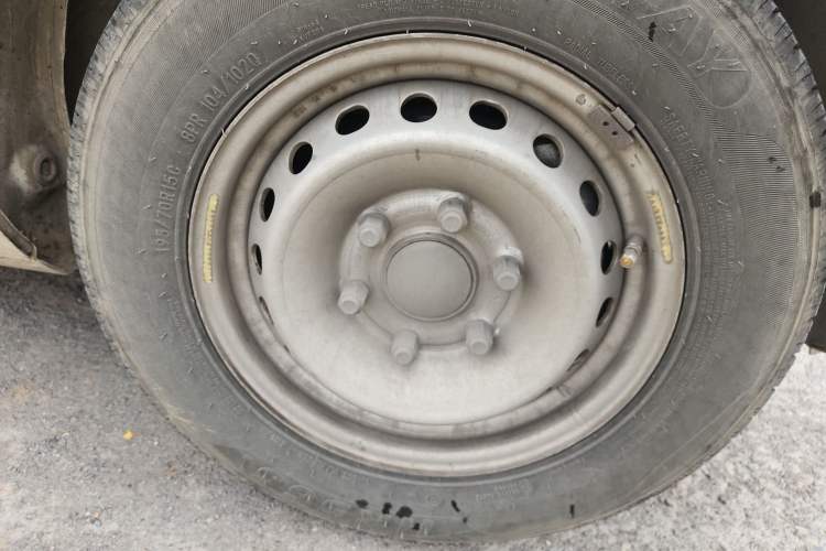 Used SAIC MAXUS Dana V1 2024 V1 Long Wheelbase High Roof (51 kWh) Right Front Wheel Hub