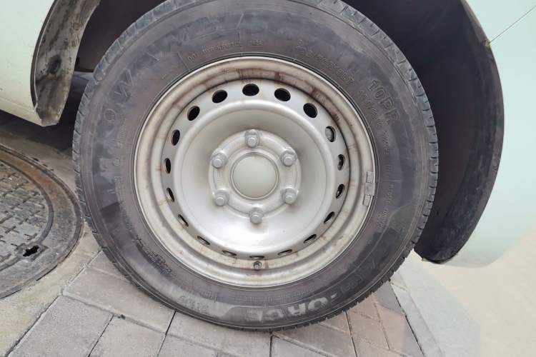 Used SAIC MAXUS Dana V1 2024 V1 Short Wheelbase Low-Roof Multi-Function Version (51 kWh) Right Front Wheel Hub
