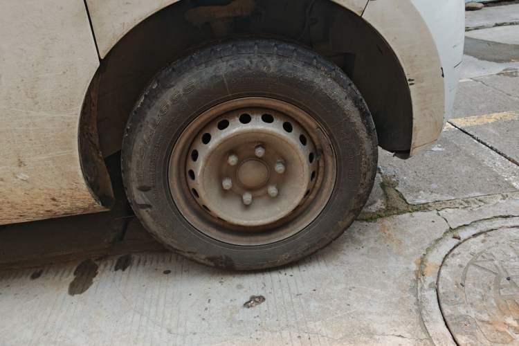 Used SAIC MAXUS Dana V1 2024 V1 Long Wheelbase Low Roof (51 kWh) Right Front Wheel Hub