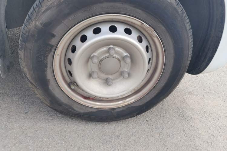 Used SAIC MAXUS Dana V1 2024 V1 Long Wheelbase High Roof (51 kWh) Right Front Wheel Hub