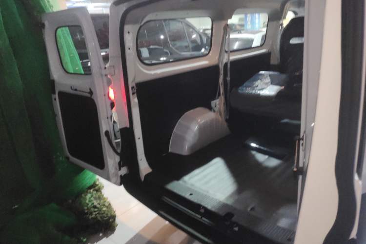 Used SAIC MAXUS Dana V1 2024 V1 Short Wheelbase Low-Roof Multi-Function Version (51 kWh) Trunk