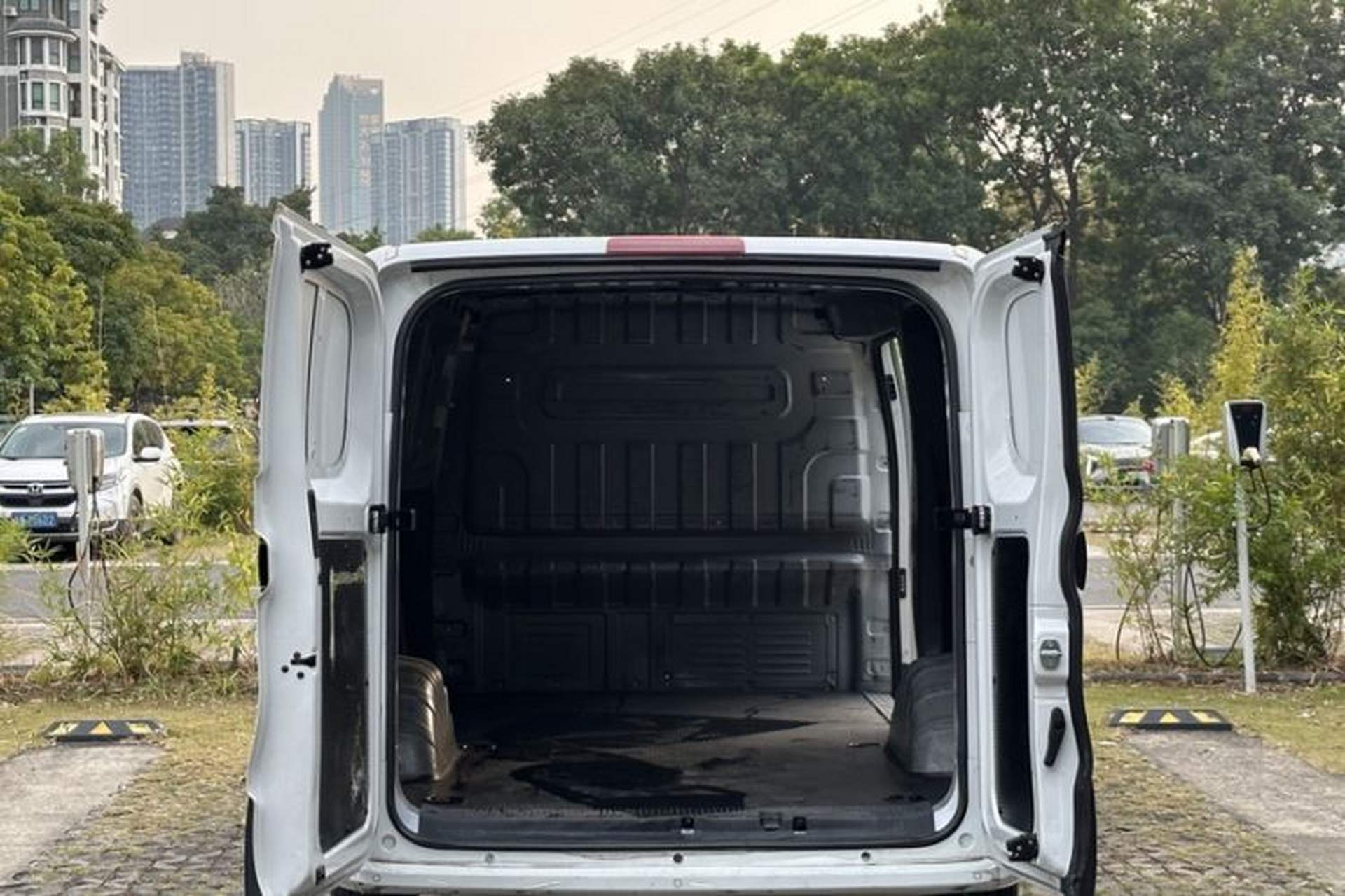 Used SAIC MAXUS Dana V1 2024 V1 Long Wheelbase Low Roof (51 kWh) Trunk