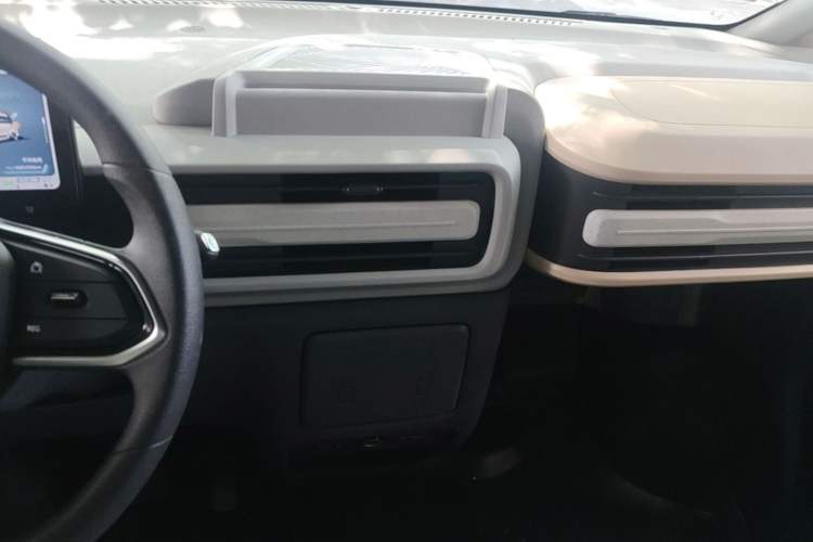 Used SAIC MAXUS Dana V1 2025 Low-Roof Multi-Function Version 42 kWh Audio And AC Panel