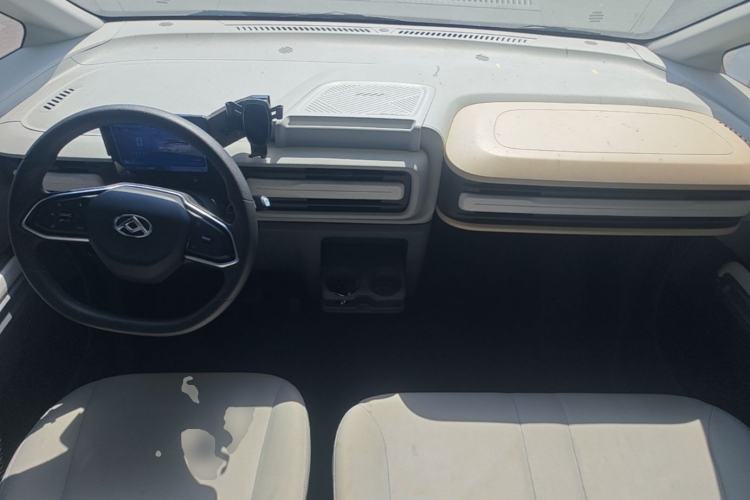 Used SAIC MAXUS Dana V1 2025 V1+ Short Wheelbase Low-Roof Multi-Function Version (42 kWh) Center Console