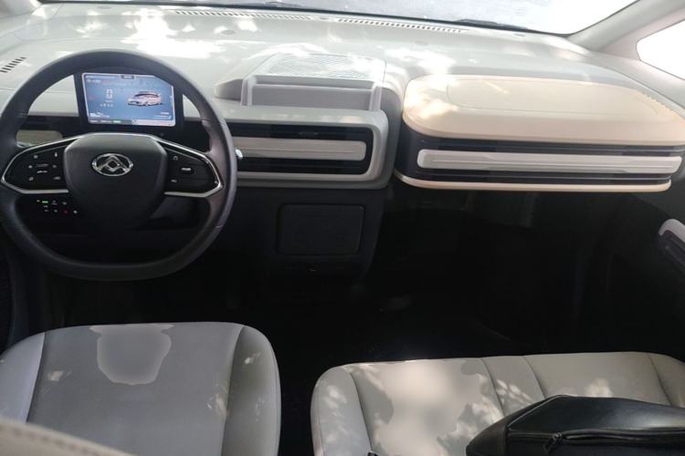 Used SAIC MAXUS Dana V1 2025 Low-Roof Multi-Function Version 42 kWh Center Console