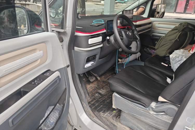 Used SAIC MAXUS Dana V1 2025 V1+ Long Wheelbase High-Roof Multi-Function Version (62 kWh) Driver Seat