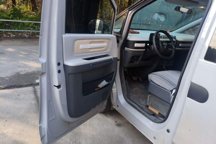 Used SAIC MAXUS Dana V1 2025 V1+ Long Wheelbase High-Roof Multi-Function Version (62 kWh) Driver Seat