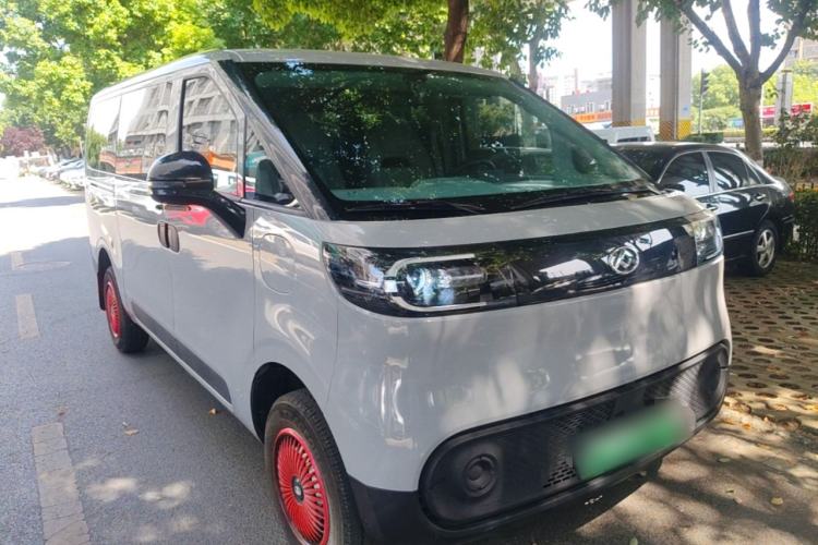 Used SAIC MAXUS Dana V1 2025 Low-Roof Multi-Function Version 42 kWh Front Right 45 Deg