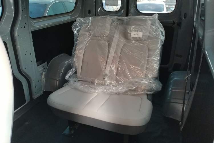 Used SAIC MAXUS Dana V1 2025 V1+ Short Wheelbase Low-Roof Multi-Function Version (42 kWh) Interior 2