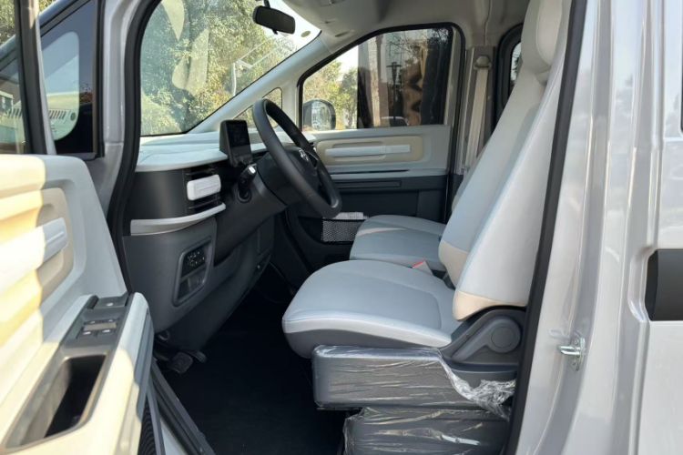 Used SAIC MAXUS Dana V1 2025 V1+ Short Wheelbase Low-Roof Multi-Function Version (42 kWh) Interior 3
